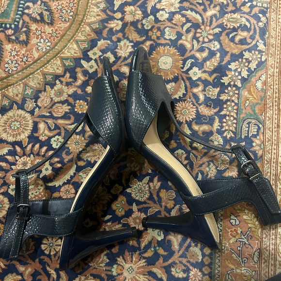 Like new GIANNI BINI Emmalyn LUX BLUE
Heels. Size 8. T-strap. Show no wear! - Picture 3 of 9